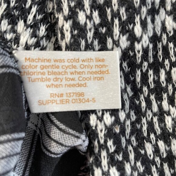 Decree Women's Black White XL‎ Cropped Sweater With Plaid Hi Lo Hem Cami - Picture 5 of 6